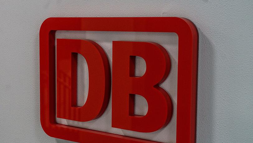 Ein DB-Logo ist im "Deutsche Bahn AG Trainingszentrum" an einer Wand angebracht.