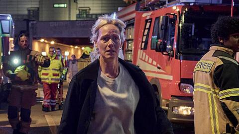 "Hundertdreizehn: Theo": Riccarda Hövemann (Anna Schudt) sucht auf der Unfallstelle nach ihrem Lebensgefährten, den Fahrer des Unfallbusses.