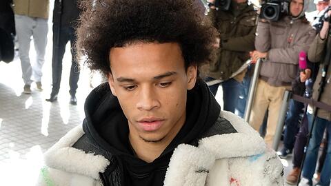 In diesem Outfit kam Leroy Sané 2019 in Wolfsburg an. (Archivbild) In diesem Outfit kam Leroy Sané 2019 in Wolfsburg an. (Archivbild)