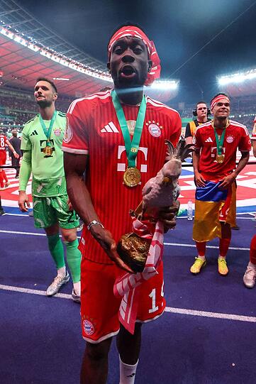 Alphonso Davies mit Medaille und Kakadu. Alphonso Davies mit Medaille und Kakadu.