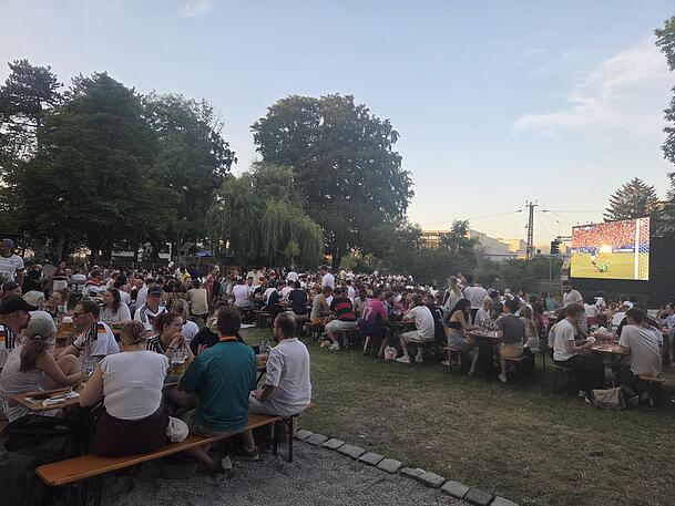 Hunderte Fans verfolgten das Spiel im Augustiner Sch&uuml;tzengarten.