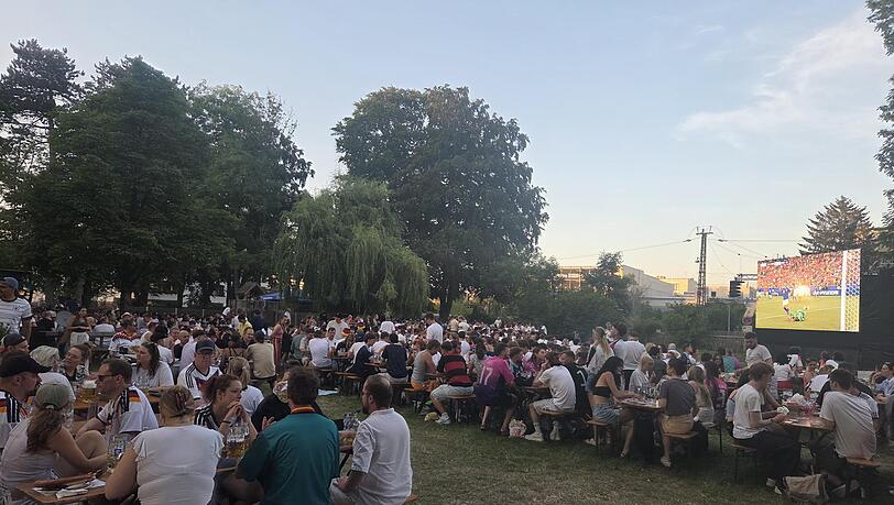 Hunderte Fans verfolgten das Spiel im Augustiner Schützengarten. Hunderte Fans verfolgten das Spiel im Augustiner Schützengarten.
