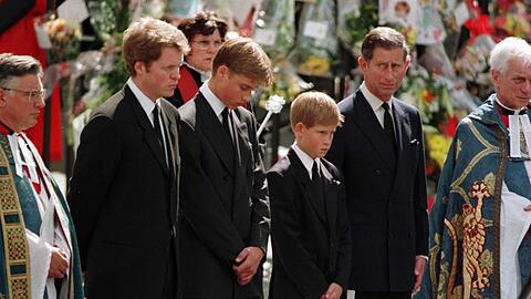 Charles Spencer, William, Harry und der damalige Prinz Charles (v.l.) 1997 beim Trauerzug f&uuml;r Prinzessin Diana.