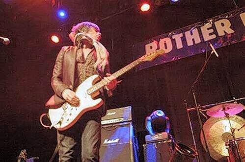 Alles in Bewegung &ndash; bis zum Flatterschal: Jason Barwick, der 20-jährige Sänger und Gitarrist von The Brew, in Roth.