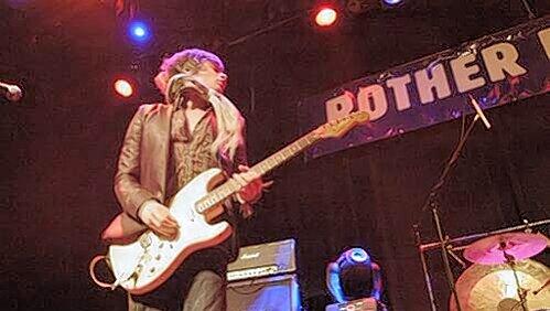 Alles in Bewegung – bis zum Flatterschal: Jason Barwick, der 20-jährige Sänger und Gitarrist von The Brew, in Roth. Alles in Bewegung – bis zum Flatterschal: Jason Barwick, der 20-jährige Sänger und Gitarrist von The Brew, in Roth.