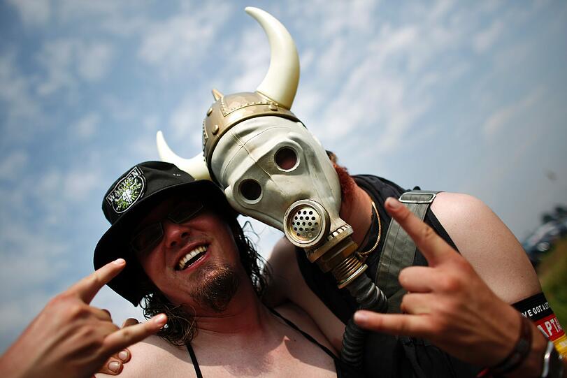 Ein Bulle unter der Gasmaske.