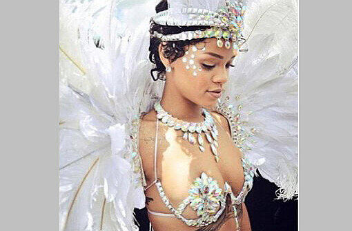 Verschmitzer Blick nach unten: Rihanna in ihrem Karneval-Kostüm