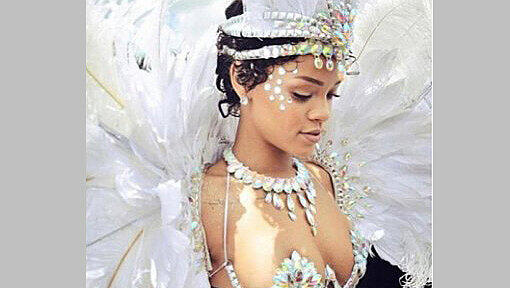 Verschmitzer Blick nach unten: Rihanna in ihrem Karneval-Kostüm Verschmitzer Blick nach unten: Rihanna in ihrem Karneval-Kostüm