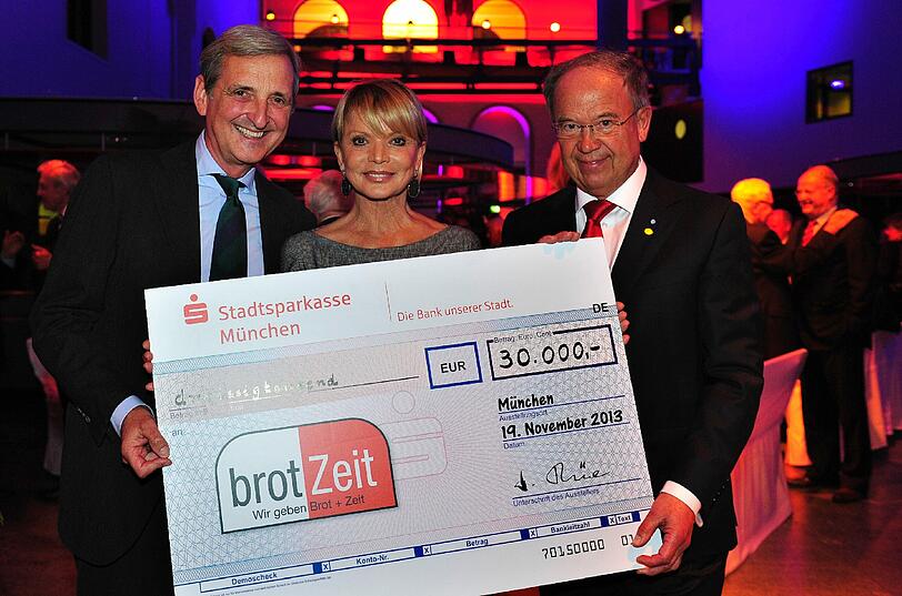 Der vielfältige Unterstützer: Bei der Scheckübergabe an den Verein brotZeit e.V.
von Uschi Glas und Dieter Hermann im November 2013.