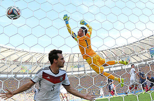 Mats Hummels hat Deutschland per Kopf ins Halbfinale der Weltmeisterschaft geköpft!
