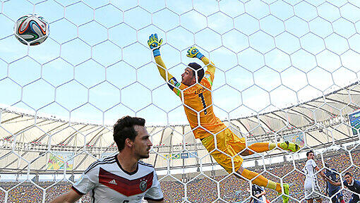 Mats Hummels hat Deutschland per Kopf ins Halbfinale der Weltmeisterschaft geköpft! Mats Hummels hat Deutschland per Kopf ins Halbfinale der Weltmeisterschaft geköpft!