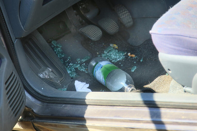 Der Fahrer wollte die Zigarette aus dem Fußraum aufheben und kam dabei mit 150 Sachen von der Fahrbahn ab. Die Bilder von den Aufräumarbeiten.