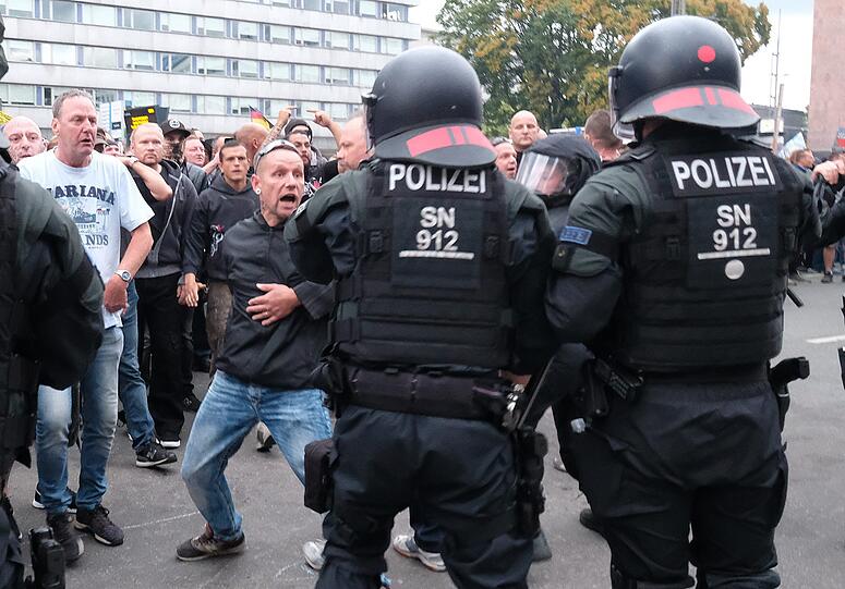 Chemnitz hat sich innerhalb von wenigen Stunden zum Pulverfass entwickelt. Nach dem gewaltsamen Tod eines 35-Jährigen marschierten innerhalb kürzester Zeit rechte Demonstranten auf - ihnen stellten sich am Montag linke Demonstranten gegenüber. Um ein unmittelbares Aufeinandertreffen zu verhindern, rückte die Polizei mit Hundertschaften an. Die Bilder aus Chemnitz.