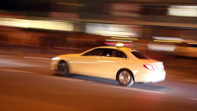 Der Unbekannte entkam mit den Einnahmen des Taxifahrers. Der Unbekannte entkam mit den Einnahmen des Taxifahrers.