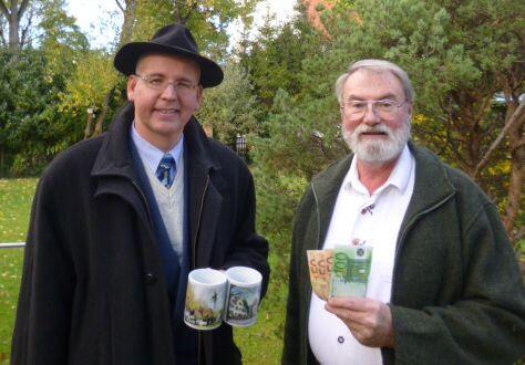 Pfarrer Wechselberger und Friedrich Huber bei der Spendenübergabe.