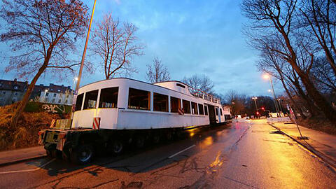 Um 7 Uhr in der Früh liegt das Heck der Utting bräsig auf einem Schwertransporter in der Lagerhausstraße. Erst am späten Abend wird der obere Schiffsteil von Kränen auf die Brücke gehievt