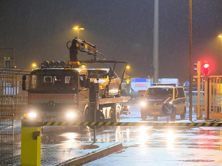 Am Samstagnachmittag war es einem Mann gelungen, mit einem Auto auf das Vorfeld des Flughafens von Hannover zu fahren. Hier wird das Fahrzeug abtransportiert.