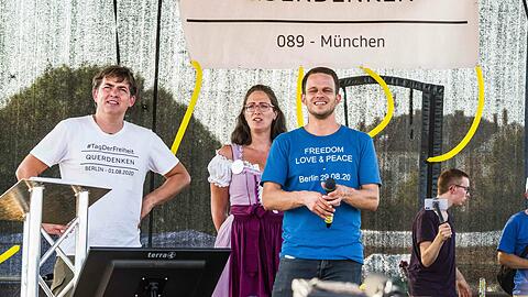 Rechtsanwalt Markus Haintz (r.) im vergangenen September bei einer "Querdenken"-Veranstaltung in München.