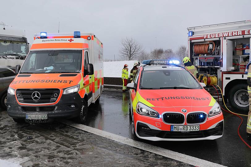 Am Dienstagmorgen kam es auf der Autobahn 94 in Fahrtrichtung München im Gemeindegebiet Mettenheim zu einem schweren Unfall.