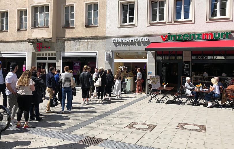 Die Schlange vor der Cinnamood-Filiale am Donnerstagnachmittag. Beim benachbarten Vinzenzmurr war deutlich weniger los.