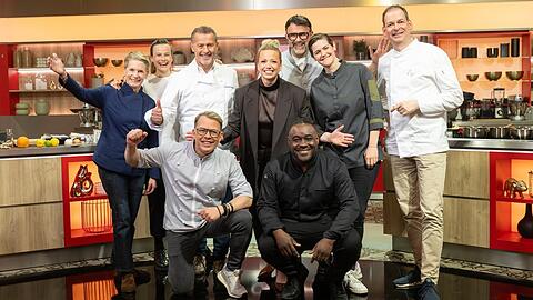 "Die K&uuml;chenschlacht XXL" (v.l.): Cornelia Poletto, Milena Broger, Karlheinz Hauser, Mario Kotaska, Zora Klipp, Tarik Rose, Nelson M&uuml;ller, Viktoria Fuchs und Christoph R&uuml;ffer.