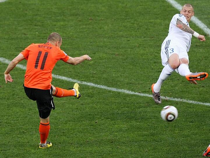 Arjen Robben (l) erzielt in typischer Manier das 1:0 für die Niederlande.