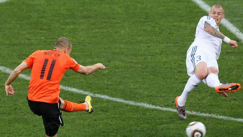 Arjen Robben (l) erzielt in typischer Manier das 1:0 für die Niederlande. Arjen Robben (l) erzielt in typischer Manier das 1:0 für die Niederlande.