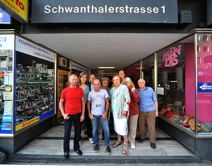 Sie klagen an (v.l.): Richard B., Helvi M., Hausmeister Franz P., James A., Maria B., Ilse B., Klaus-Peter N., Vedrana H. und ihr Mann Peter H.