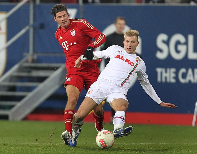 MARIO GOMEZ: Note 3. Erst unsichtbar, dann zur Stelle &ndash; Torjäger eben. Sonst kaum am Ball.