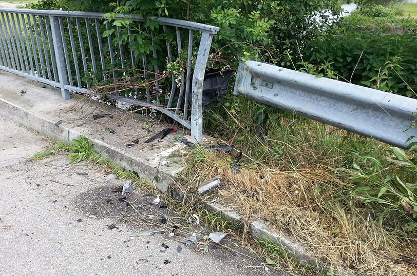 Totalschaden: Der Pkw wurde bei der Kollision mit dem Brückengeländer stark beschädigt.