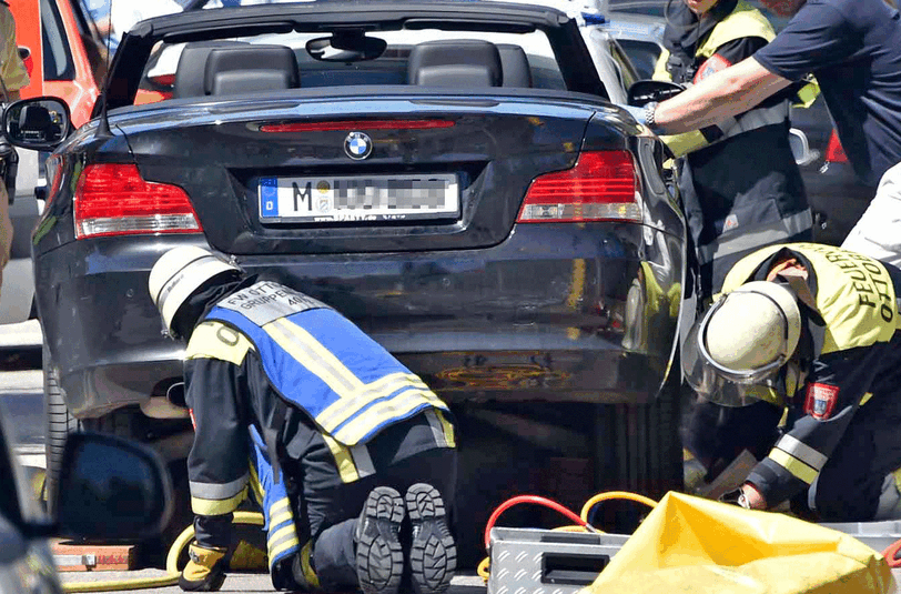 Der 18-Jährige wurde komplett unters Auto gezogen (Symbolbild)
