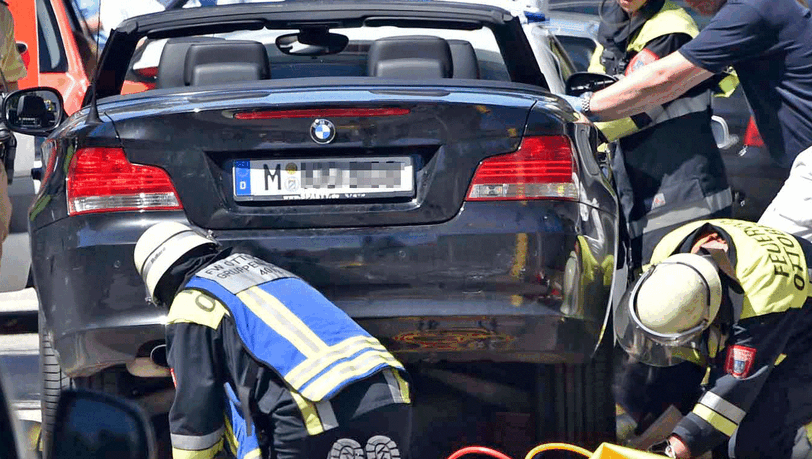 Der 18-Jährige wurde komplett unters Auto gezogen (Symbolbild) Der 18-Jährige wurde komplett unters Auto gezogen (Symbolbild)
