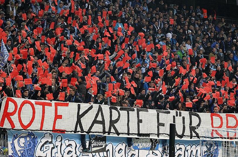 Die Fans des TSV 1860 zeigen RB die Rote Karte.
