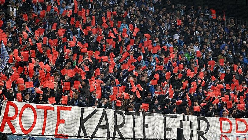 Die Fans des TSV 1860 zeigen RB die Rote Karte. Die Fans des TSV 1860 zeigen RB die Rote Karte.