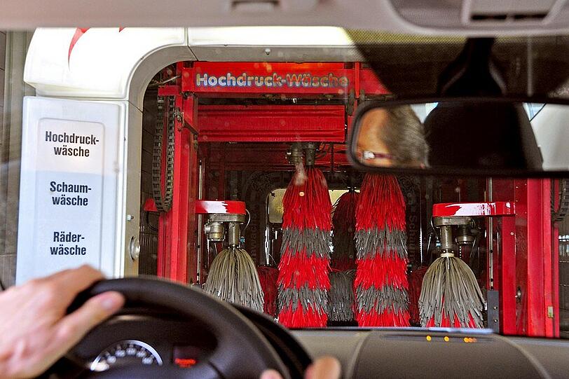 Ein Besuch in der Waschanlage ist jetzt für im Winter genutzte und verschmutzte Autos oberstes Gebot.