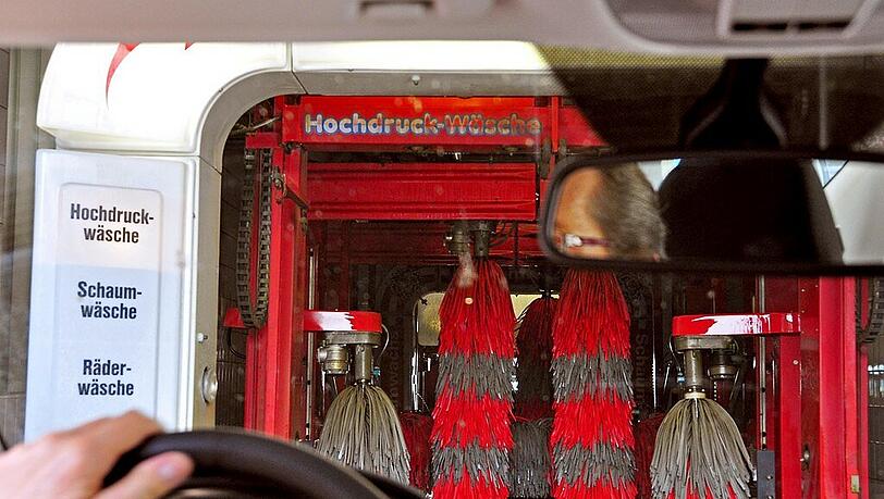 Ein Besuch in der Waschanlage ist jetzt für im Winter genutzte und verschmutzte Autos oberstes Gebot. Ein Besuch in der Waschanlage ist jetzt für im Winter genutzte und verschmutzte Autos oberstes Gebot.
