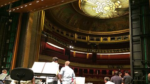 Musiker des Bayerischen Staatsorchesters vor einer Anspielprobe im Pariser Théâtre des Champs Elysées.