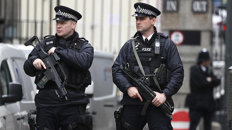 Bei Razzien in London, Birmingham und anderen Orten sind mehrere Menschen festgenommen worden.