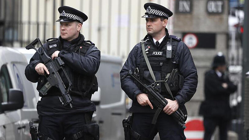 Bei Razzien in London, Birmingham und anderen Orten sind mehrere Menschen festgenommen worden. Bei Razzien in London, Birmingham und anderen Orten sind mehrere Menschen festgenommen worden.
