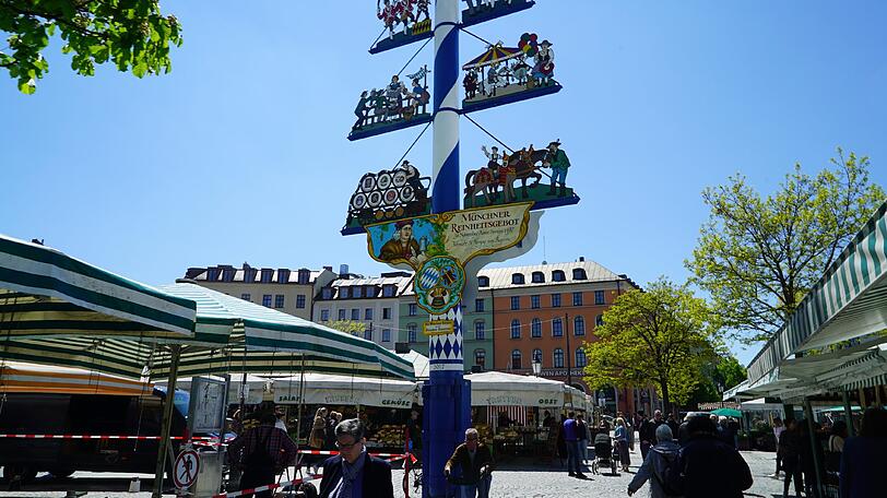 Der neu aufgestellte Maibaum (AZ berichtete) stand zum ersten Mal in der prallen Sonne.