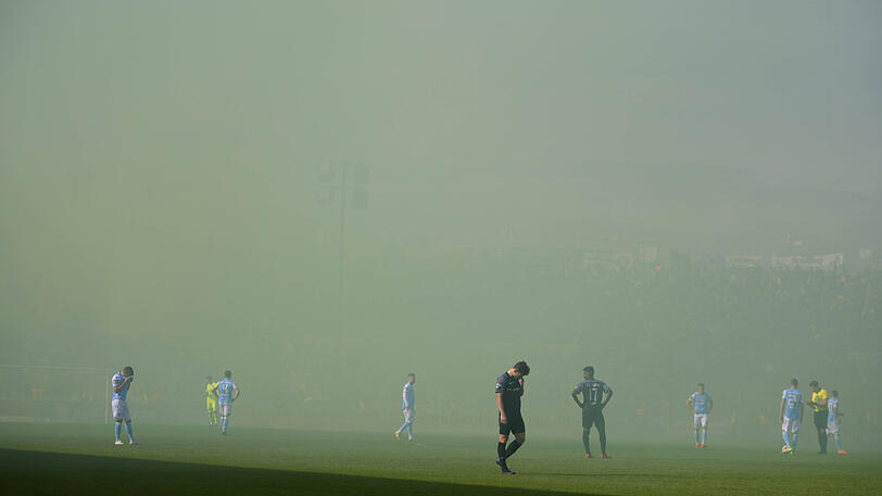 Das Stadion war in Nebelschwaden gehüllt.