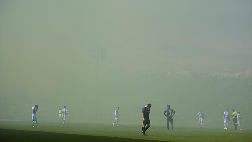 Das Stadion war in Nebelschwaden gehüllt. Das Stadion war in Nebelschwaden gehüllt.