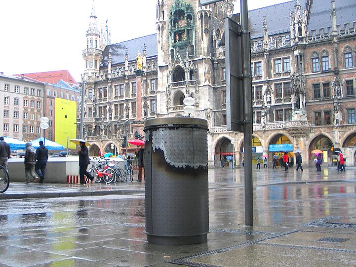 ...den angekokelten Mülleimer am Marienplatz.