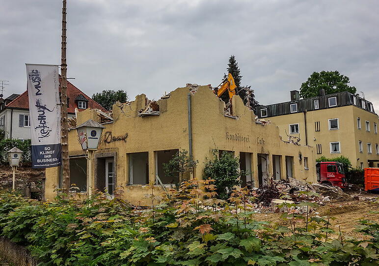 Trostlose Baustelle: Hier fallen die Mauern des alten Café-Deml-Hauses.