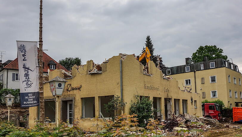 Trostlose Baustelle: Hier fallen die Mauern des alten Café-Deml-Hauses. Trostlose Baustelle: Hier fallen die Mauern des alten Café-Deml-Hauses.