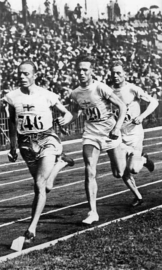 Olympia 1924: Paavo Nurmi (l.)siegt im 5.000-Meter-Lauf.