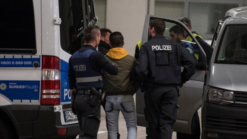Polizisten bringen einen jungen Mann aus Afghanistan zur Abschiebung zum Frankfurter Flughafen. Polizisten bringen einen jungen Mann aus Afghanistan zur Abschiebung zum Frankfurter Flughafen.