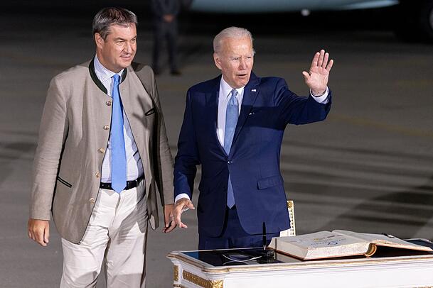 Markus Söder und US-Präsident Joe Biden nach dessen Ankunft am Flughafen München.