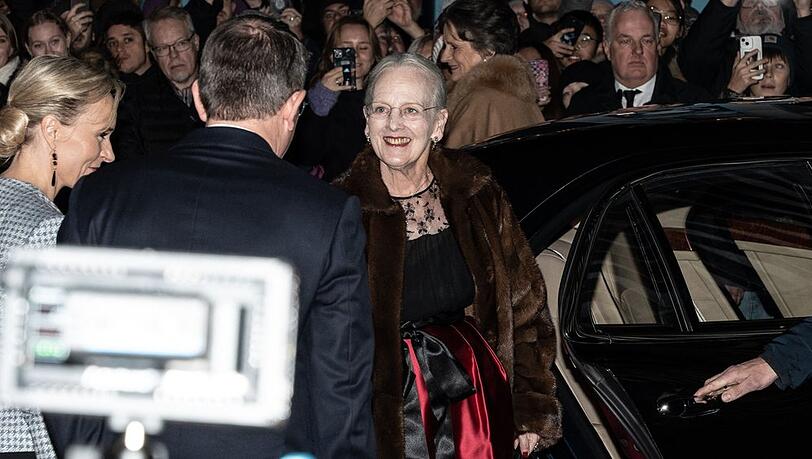 Königin Margrethe II. bei der Ankunft zur Aufführung.