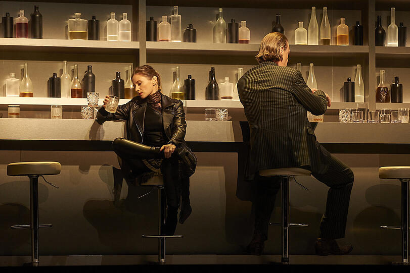 Susanna und Figaro an der Bar.